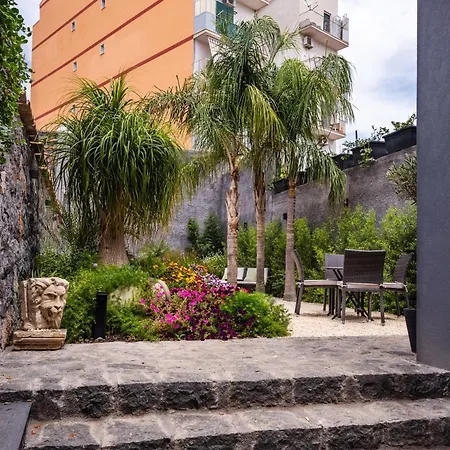 Leone With Garden By Wonderful Italy