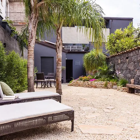 Leone With Garden By Wonderful Italy *